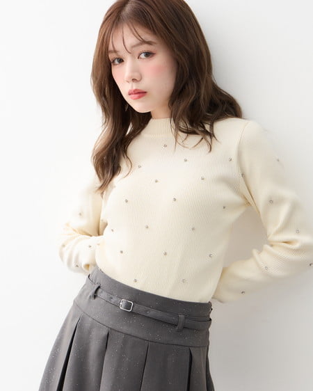 【9／2 2時までの限定価格】【WEB限定】ハイネックビジュー付リブニット