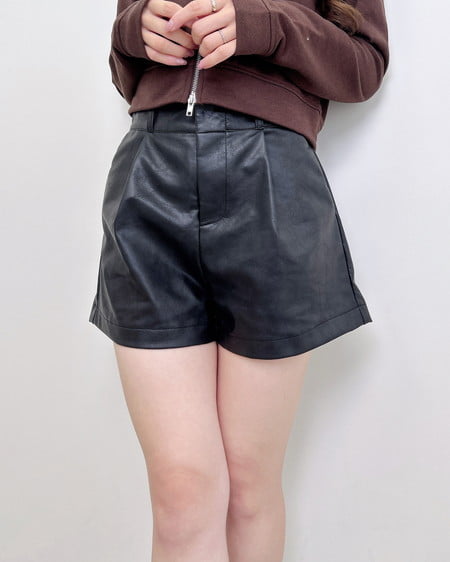 INGNI(イング) フェイクレザーショートパンツ クロ