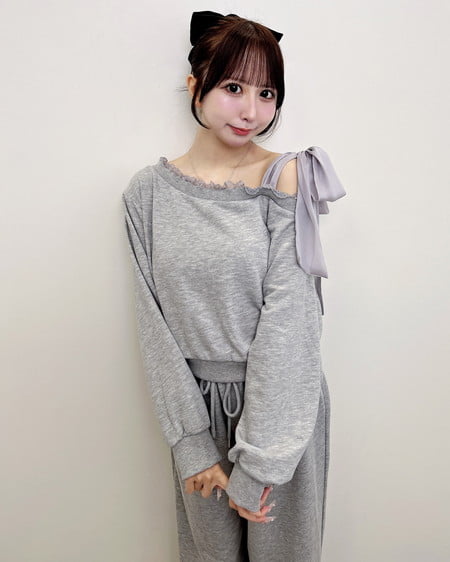 INGNI(イング) ラメスウェット肩リボン胸ロゴワンショルトップス グレー