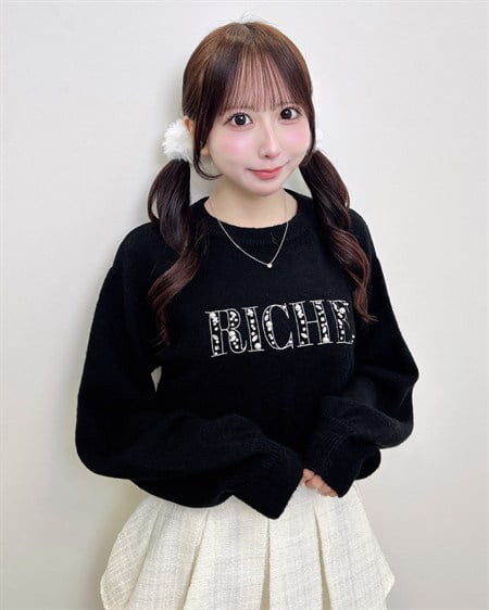 ビジューロゴもちもちニット