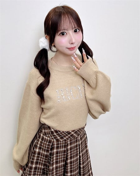 ビジューロゴもちもちニット