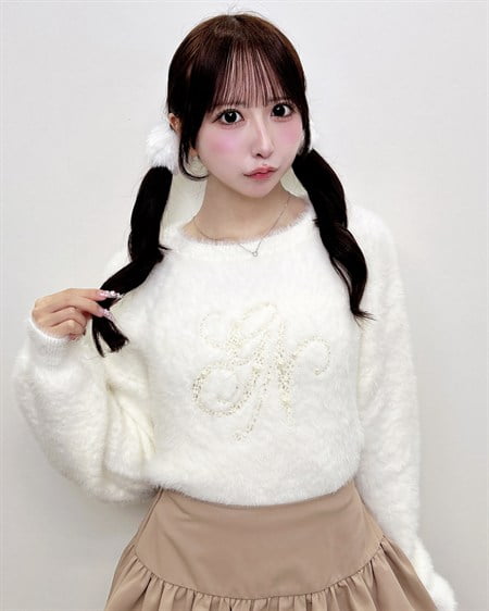 イニシャルビジューロゴフェザーニット