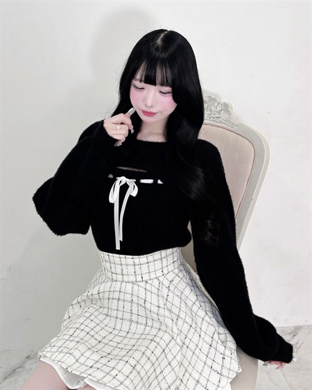 【WEB限定】【10／7 2時までの限定価格】フェザーリブデコルテオープンリボンニット