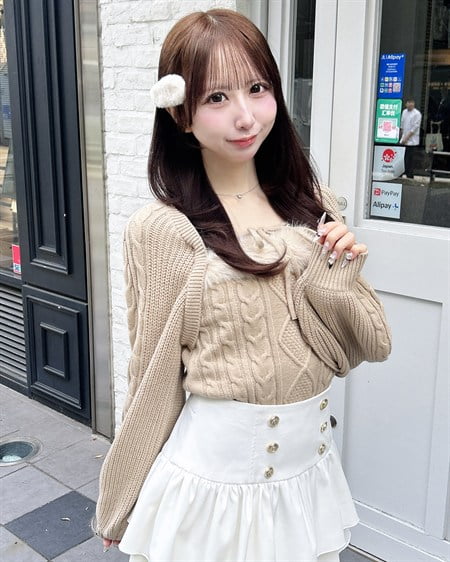 INGNI(イング) レイヤード風フェイクファー付ケーブルニットトップス ベージュ