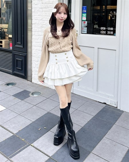 INGNI(イング) レイヤード風フェイクファー付ケーブルニットトップス ベージュ