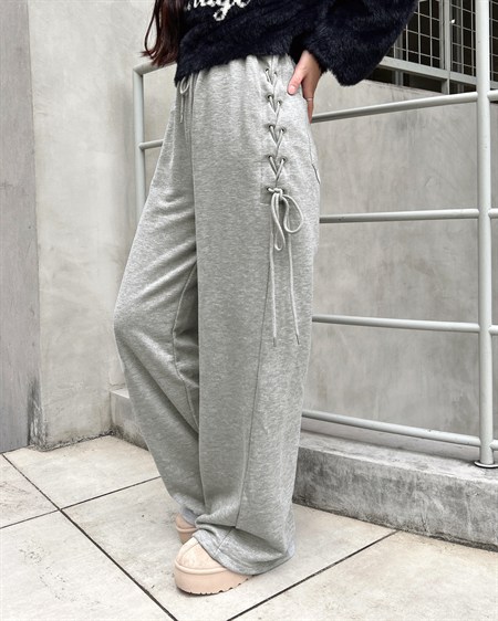 【WEB限定】【10／28 2時までの限定価格】サイドレースアップスウェットパンツ