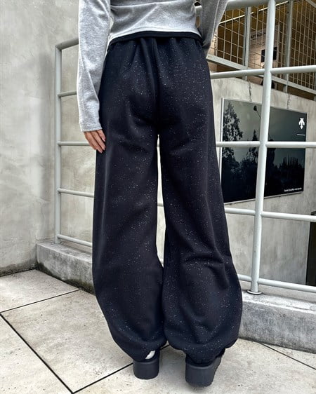 INGNI(イング) ラインストーンロゴバレルレッグ裏起毛ラメパンツ クロ
