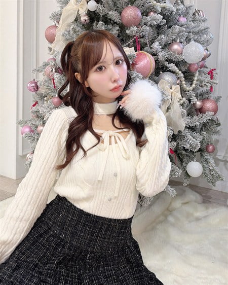 INGNI(イング) チョーカー付フロントリボン袖ファーケーブルニット オフホワイト