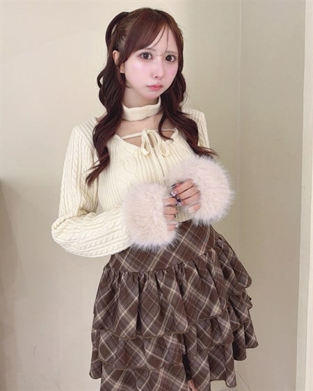 INGNI(イング) チョーカー付フロントリボン袖ファーケーブルニット ベージュ