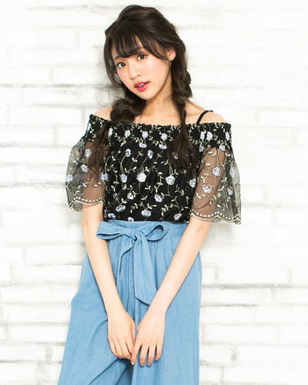 INGNI(イング) チュール刺繍フレア袖／TOPS クロ/ブルー