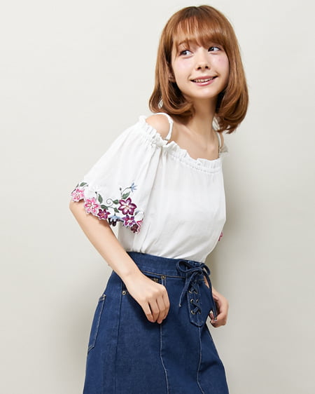 INGNI(イング) カットワーク刺繍オフショル／TOPS オフホワイト