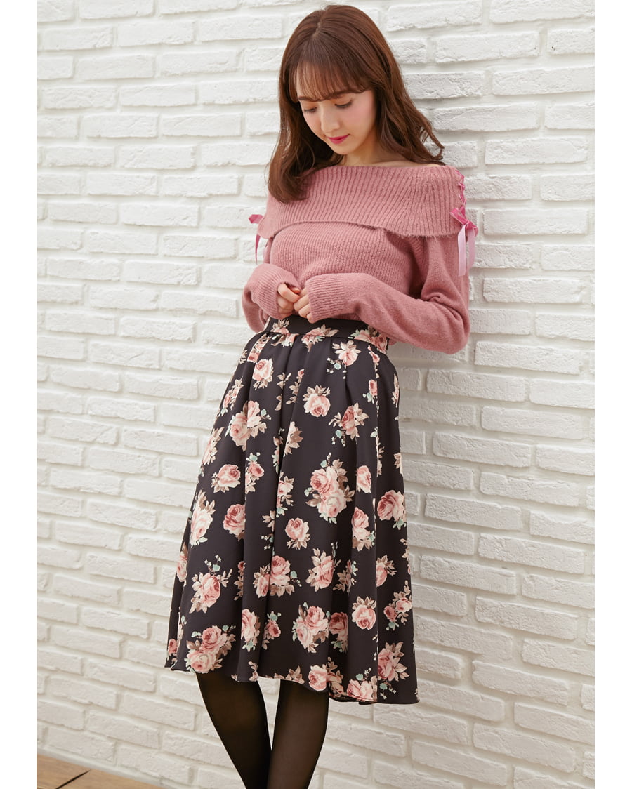 ミナjardin フレアスカート 収まっ 赤いバラ柄 ミナjardin フレアスカート 収まっ 赤いバラ柄