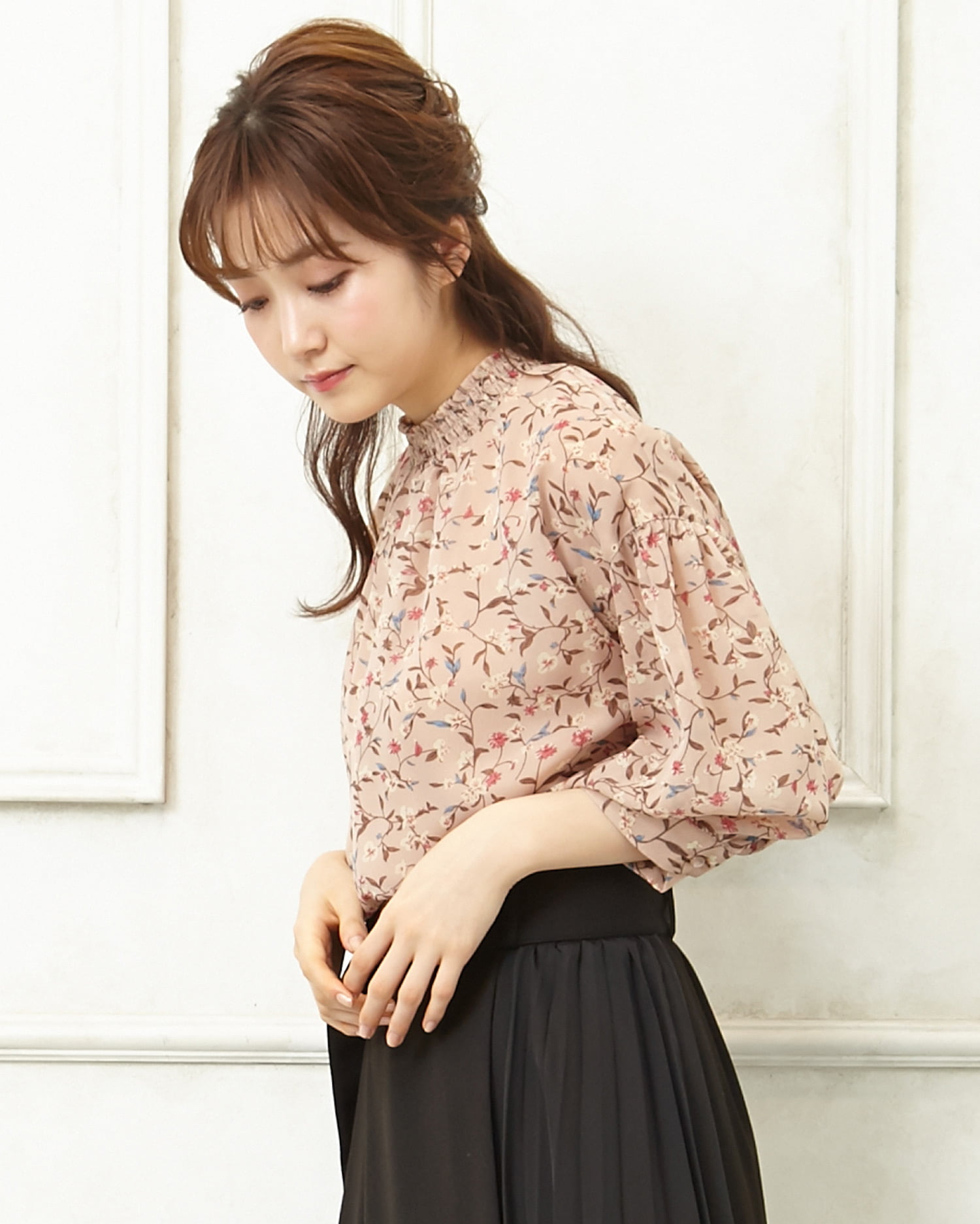 And Couture 刺繍レースハイネックリボンブラウス ベージュ Mサイズ 花柄ハイネックボリューム袖／ブラウス｜INGNI(イング) 公式通販