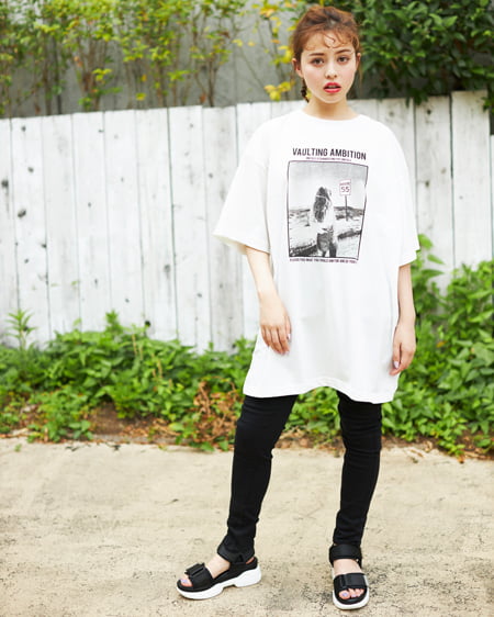 INGNI(イング) モノクロ転写チュニックTシャツ オフホワイト