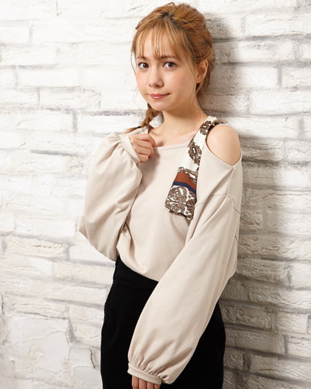 INGNI（イング） オフショルスカーフ付トップス ﾍﾞｰｼﾞｭ