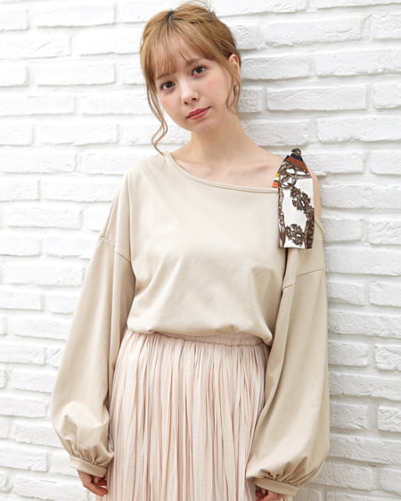 INGNI（イング） オフショルスカーフ付トップス ﾍﾞｰｼﾞｭ