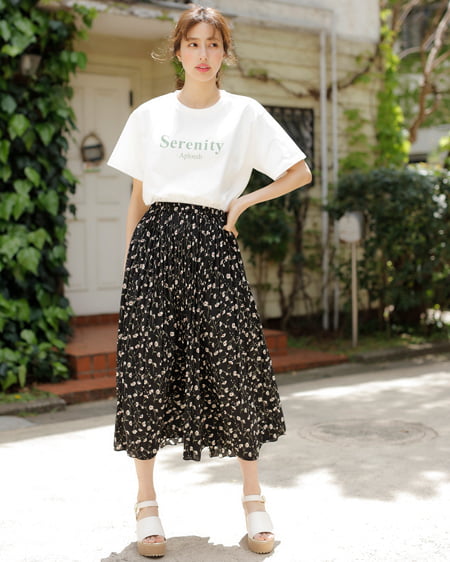 INGNI（イング） フロントカラーロゴTシャツ＋花柄プリーツスカート／SET ｵﾌﾎﾜｲﾄ/ﾐﾝﾄｸﾞﾘｰﾝ