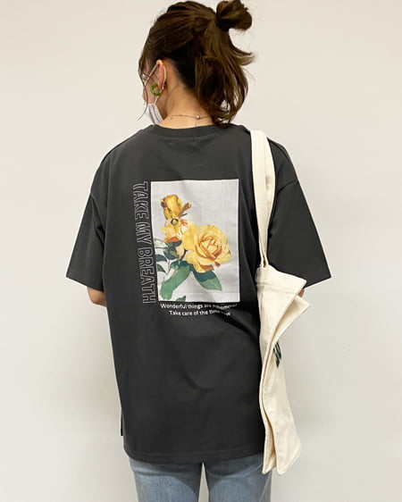 INGNI(イング) BackフラワーフォトプリントTシャツ ｽﾐｸﾛ