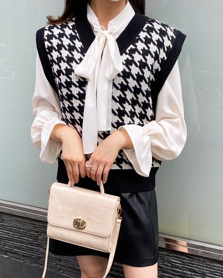 コーディネート 着用動画あり ボウタイフリル ブラウス 着用動画あり 千鳥格子柄ニットベスト フェイクレザーspt 2wayクロコスクエアバッグ Ingni イング 公式通販 Ingni Store イングストア