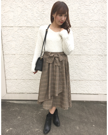 INGNI(イング)のコーディネート 鳥栖アウトレット 155cm<br>ニットは肌触りが良く、シンプルなデザインなのでコーディネートの幅も広がります♪今季トレンドのグレンチェック柄のラップスカートは、ウエスト部分がゴムなので着心地抜群♪