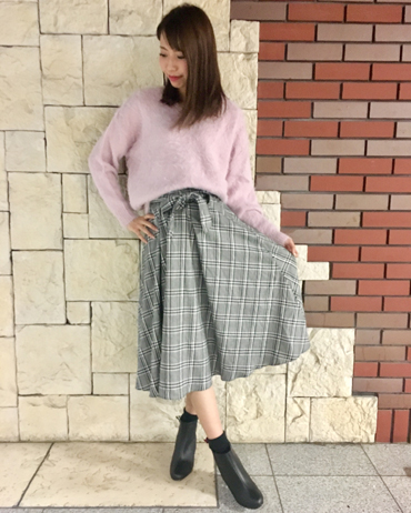 INGNI(イング)のコーディネート 札幌ステラプレイス 164cm<br>フェザーニットは今年トレンドで、伸縮性があり触りたくなる素材です！スカートは、ウエスト回り全てゴムで動きやすいです◎