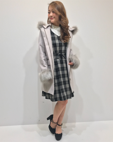 INGNI(イング)のコーディネート 渋谷109 155cm<br>同系色で揃えたファーが上品な印象なフードコート♪ファーとフードは取り外すこともでき、カジュアルにも着回しできる優れものです！ファスナー付きなので防寒対策にも◎
