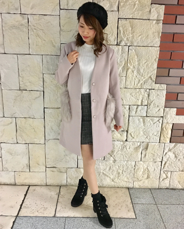 INGNI(イング)のコーディネート 札幌ステラプレイス 164cm<br>ノーカラーコートは、ポリエステル100%でシワになりにくく保管が楽で使いやすいです！またポケットファーは、今年トレンドでコーディネートが引き立ちます！