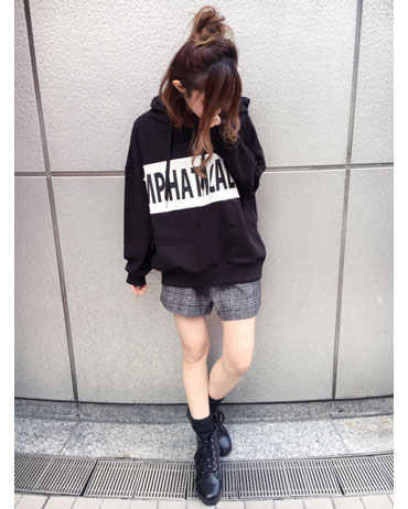 INGNI(イング)のコーディネート 渋谷109 158cm<br>体が泳ぐサイズ感のパーカーはリラックスして着て頂ける一枚です！元気な印象のショートパンツもグレンチェックでトレンド顔に♪