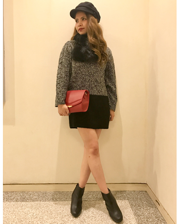 INGNI(イング)のコーディネート 渋谷109 163cm<br>こちらのチュニックは、異素材のバイカラーチュニックで触り心地も抜群です。身につける小物は全てブラックで統一し、大人モノトーンコーデにしてみました！バッグで差し色を入れることでモノトーンコーデを引き締めます。