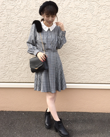 INGNI(イング)のコーディネート 酒々井アウトレット 156cm<br>こちらのワンピースは衿がついていることにより上品な印象になり裏地もしっかりしているので安心して着て頂けます。またチェックの柄が大きいのでそこが一番のおすすめポイントで可愛らしくなります。黒の小物で合わせて大人レディコーデの完成です。