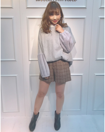 INGNI(イング)のコーディネート 東京本社 160cm<br>トレンドの袖口ファーの裏毛チュニックにレースのインナーをレイヤード。グレンチェックのショートPTと合わせればガーリー派も挑戦しやすいカジュアルコーデに。
