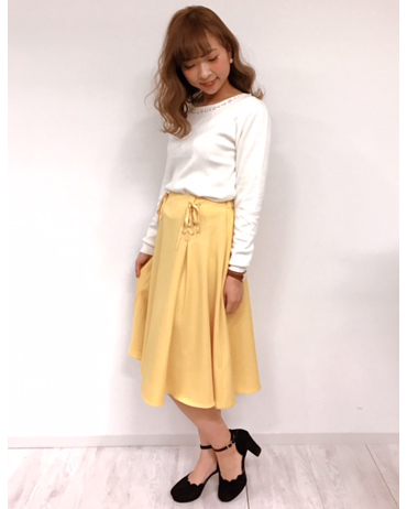 INGNI(イング)のコーディネート 東京本社 160cm<br>春らしいイエローがコーディネートを華やかに見せてくれます。膝が隠れるくらいの長すぎないミディー丈なので小柄な方にもおすすめです。
