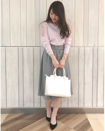 INGNI(イング)のコーディネート ららぽーと船橋 163cm<br>ラベンダーのニットは肩がシアーになっていて春らしい1枚です♪この春トレンドのギンガムチェックはミディSKで取り入れる事で大人可愛く合わせられます。