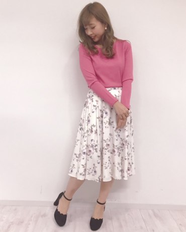 INGNI(イング)のコーディネート 東京本社 160cm<br>顔回りをキレイに見せてくれるスカラップデザインのTOPSは、シンプルなので着回力も抜群です♪春らしいコーラルピンクがおすすめです。