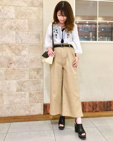 INGNI(イング)のコーディネート ラゾーナ川崎 170cm<br>人気の刺繍トップスはシンプルかつオシャレに着こなせるおススメトップスです。チノワイドPTに合わせ今年らしいスタイリングが◎