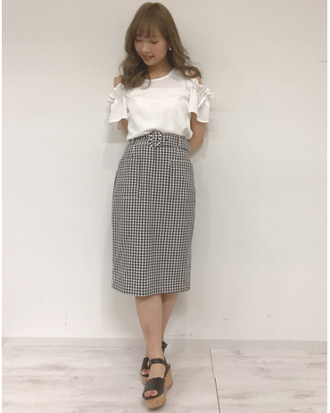 INGNI(イング)のコーディネート 東京本社 160cm<br>allamandaの定番肩開きTOPSは今年は袖リボン付でさらにガーリー度UP♪無地タイプは柄ボトムとの相性もいいのでコーディネートの幅が広がります。