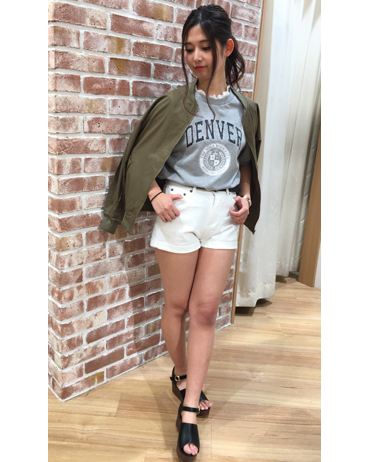 INGNI(イング)のコーディネート ゆめタウン廿日市 155cm<br>ネック部分にレースが付いているので、カジュアルガーリーなトップスです。5分袖で生地もサラッとしているので、これからの季節にピッタリな1枚です。トップスは丈が短めなので、出して着てもOK！今回はショートパンツでベルトを見せて脚長効果抜群に♪♪