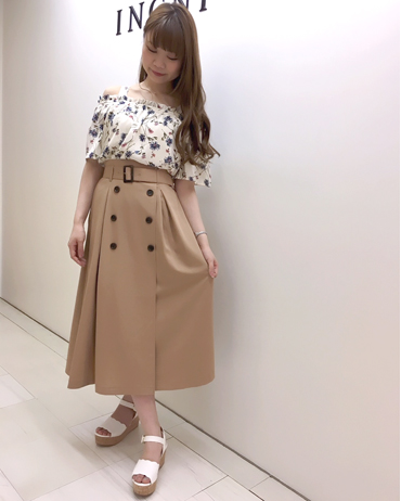 INGNI(イング)のコーディネート 新宿アルタ 161cm<br>派手すぎない色味の花柄が使いやすいデザインになっています！甘くなりがちな花柄もトレンチスカートで大人っぽく♪
