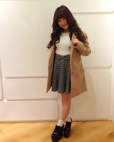 INGNI(イング)のコーディネート ラゾーナ川崎 152cm<br>首元に装飾が贅沢に使われており、インナーでも一枚着でも着れる万能トップスとツィードのフレアスカートで甘さもプラス☆羽織は大人目なチェスターコートで大人可愛いスタイルを演出しました。チェスターコートは今年のトレンドアイテムでINGNIはシルエットにもこだわっております。是非見にいらしてください！！<br><a href="http://ameblo.jp/ingnikawasaki/">★ラゾーナ川崎</a>