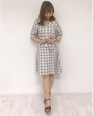 INGNI(イング)のコーディネート 東京本社 160cm<br>１枚でさらっと着られるワンピースは、夏に重宝するアイテムです。モノトーンのチェック柄なので、カーディガンや小物でのカラー使いも楽しめます♪