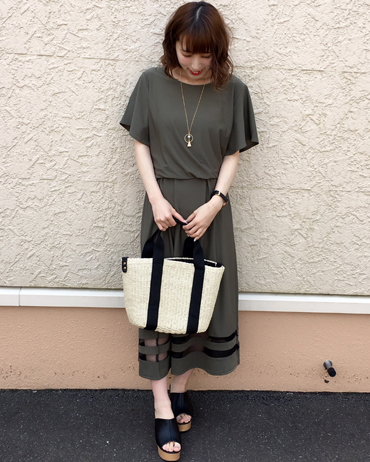 INGNI(イング)のコーディネート 酒々井アウトレット 156cm<br>こちらのワンピースはシンプルなタイプで着やすいものの裾にシアーのラインが入っており又フレア袖がアクセントになり一枚でお洒落な印象に。小物を黒で合わせ統一感を出しました！