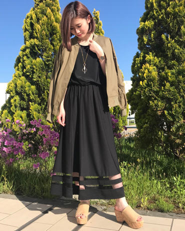 INGNI(イング)のコーディネート MOP札幌北広島 157cm<br>マキシワンピースは裾がシアーになっているので黒の色味ですが涼しげな印象に。ＭＡ－１を肩掛けして色味をプラスし、今時期でも着れるコーディネートです。