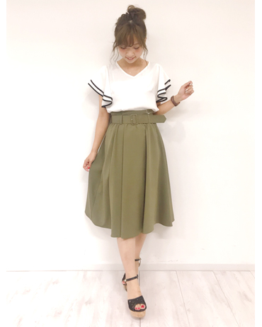INGNI(イング)のコーディネート 東京本社 160cm<br>注目の配色デザインはブラウスなら大人っぽいコーデにもはまりやすいので、OLさんの通勤コーデにもおすすめです◎たっぷりしたフリル袖が二の腕のラインをおしゃれにカバーしてくれるのも嬉しいポイント♪
