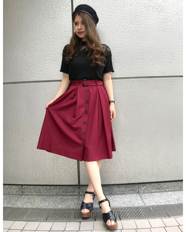 INGNI(イング)のコーディネート 渋谷109 165cm<br>こちらのスカートは光沢感があり、屋内外問わず上品に発色します。透け感のあるトップスやレーストップスなどと合わせるとさらにエレガントなコーディネートです。