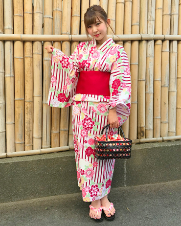 INGNI(イング)のコーディネート 東京本社 156cm<br>レトロな雰囲気なのにストライプでモダンな感じもあります。個性的なデザインが存在感抜群なので周りとも差がつけられる浴衣です！