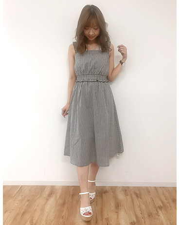 INGNI(イング)のコーディネート 東京本社 160cm<br>肩ひものふりふりが可愛いワンピースはインスタ映え間違いなし！１枚で着ても、カーデを羽織っても、ロゴTをインしても◎幅広いコーディネートが楽しめます♪