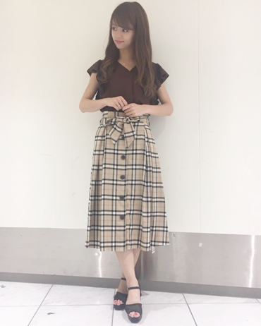 INGNI(イング)のコーディネート 天王寺MIO 158cm<br>今年トレンドのマドラスチェックのスカートです。ミディスカートなので女性らしさを演出出来ます。