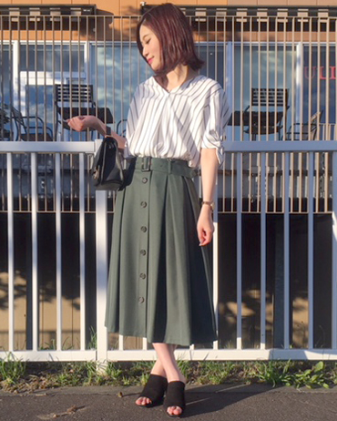 INGNI(イング)のコーディネート MOP札幌北広島 157cm<br>生地がやわらかくて履きやすいスカート。太めのベルトがウエスト引き締め効果もあり。大人なミディ丈のスカートに可愛らしい袖リボンのシャツをあわせると可愛らしさの中にも大人なイメージがあり大人可愛いスタイリングになります。