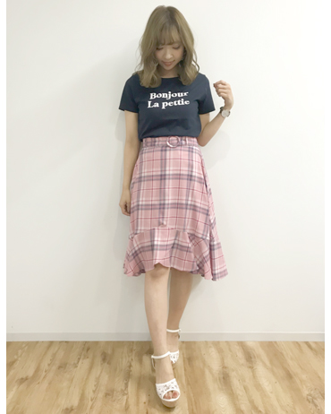 INGNI(イング)のコーディネート 東京本社 160cm<br>大人気のロゴTシャツはフランス語がウ゛ィンテージ感があって可愛いポイント♪カジュアルなスタイリングにも、スカートの甘めスタイリングの外しにももってこいな着回し万能アイテムです◎