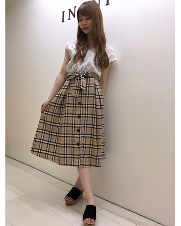 INGNI(イング)のコーディネート 新宿アルタ 161cm<br>高級感のあるチェックのスカートは大人な雰囲気でお召しいただけるオススメアイテムです！